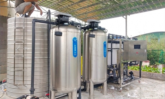 處理量每小時8噸超濾設(shè)備，解決河水渾濁、雜質(zhì)多、色度、氣味、細菌含量超標