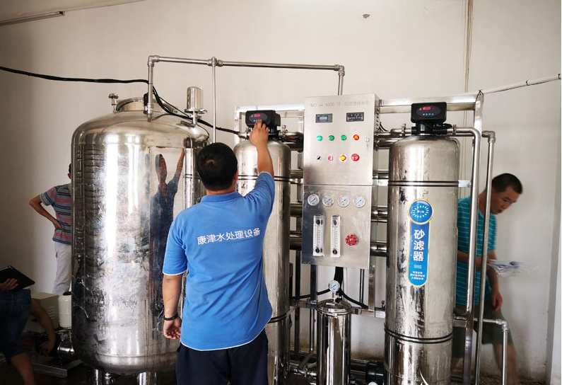 醫(yī)院直飲水設(shè)備 每小時(shí)1噸反滲透純凈水設(shè)備.png